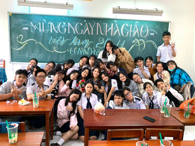 Gần 1.000 học sinh được nhà trường tặng quà nhân Ngày Nhà giáo Việt Nam -0