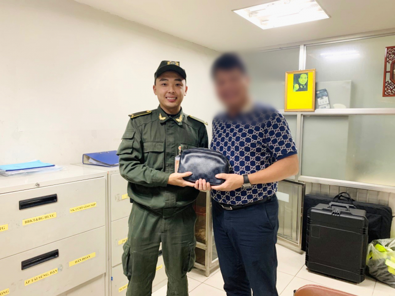 Trao trả ví chứa hơn 100 triệu đồng khách để quên trên xe đẩy ở sân bay -0