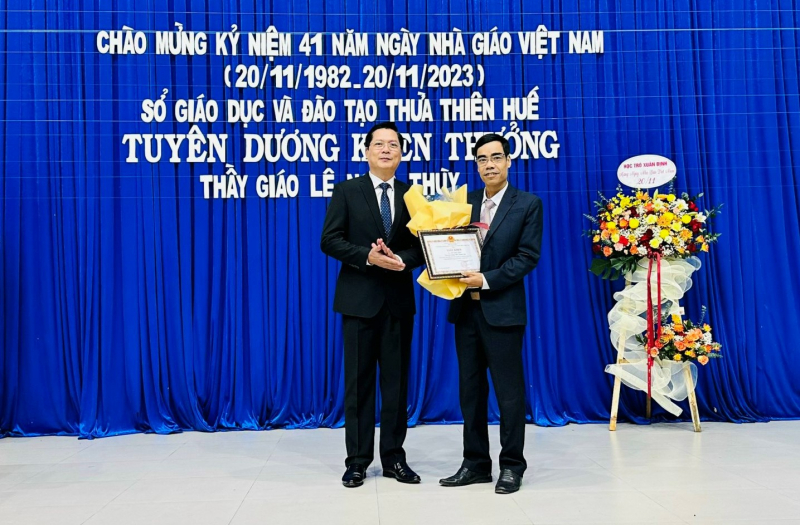 Khen thưởng thầy giáo dũng cảm cứu 3 người thoát chết -0
