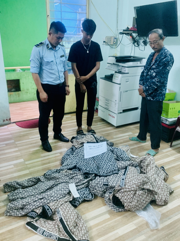 Phát hiện hàng loạt cửa hàng thời trang bán sản phẩm mạo nhái thương hiệu tại Đà Nẵng -1