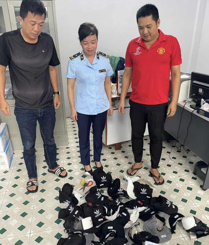Phát hiện hàng loạt cửa hàng thời trang bán sản phẩm mạo nhái thương hiệu tại Đà Nẵng -0