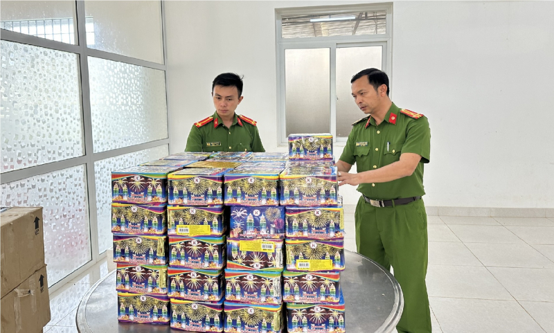 Buôn hơn 1 tạ pháo từ Gia Lai về Đắk Lắk bán kiếm lời thì bị bắt -0
