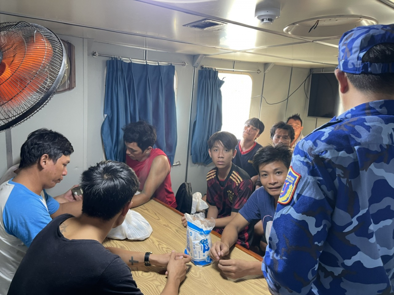 Đưa 14 ngư dân tàu cá bị nạn trên biển vào đất liền an toàn -0