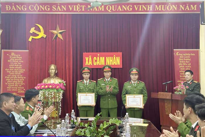 Lãnh đạo Công an tỉnh Yên Bái thăm và tặng giấy khen cán bộ bị thương khi thi hành công vụ -0