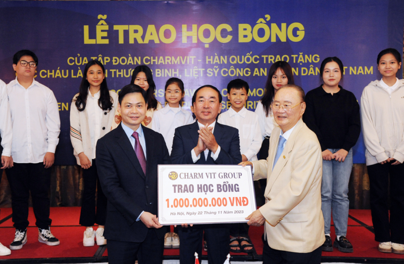 Tiếp nhận học bổng của Tập đoàn Charmvit trao tặng con thương binh, liệt sĩ CAND -0