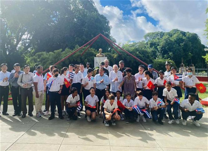 Deputy Minister Nguyen Van Long visits Cuba -0