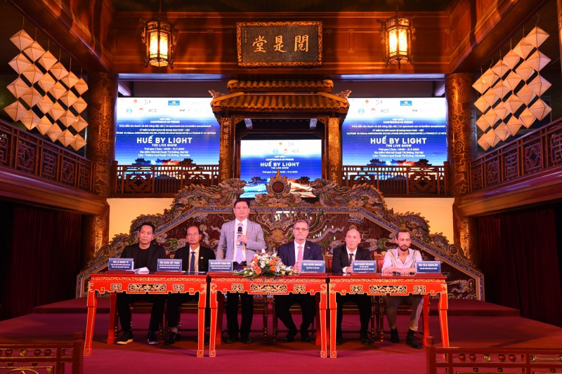 conférence de presse - hué bylight 1.jpg -0