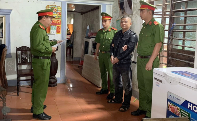 Hai cha con bị khởi tố vì loạn đả -0