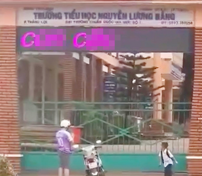 Điều tra vụ bảng điện tử trường học có nội dung phản cảm -0