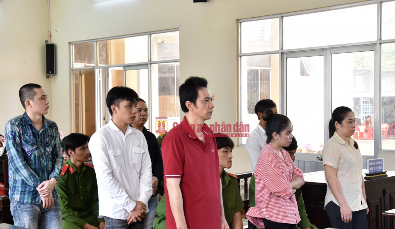 Vợ chồng chủ quán karaoke lĩnh 47 năm tù do bán hàng đá cho dân chơi “bay lắc”  -0