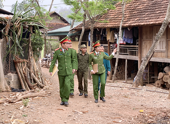 Nữ Công an xã được dân bản tin yêu -0