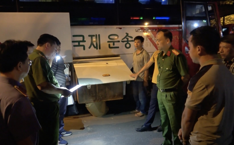 Nóng: Thu giữ 1,3 tấn ma túy Ketamin để lẫn trong bao xi măng -0