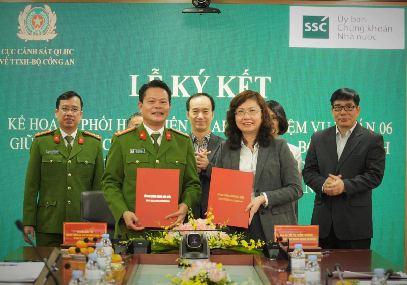Lễ ký kết Kế hoạch phối hợp triển khai Đề án 06 giữa Ủy ban Chứng khoán Nhà nước với Cục Cảnh sát Quản lý hành chính về trật tự xã hội  -0