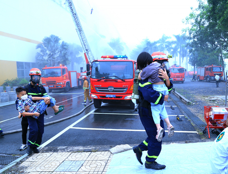 Đồng Nai: Gần 1.200 CBCS và người dân diễn tập phương án chữa cháy và CNCH -1