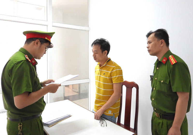 Nhờ người đóng giả nhân viên ngân hàng để lừa đảo -0