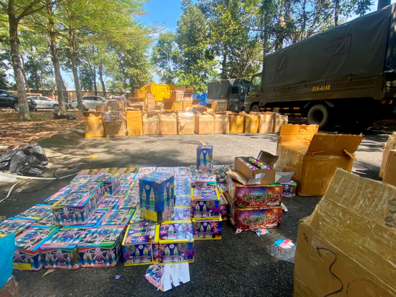 Trong 3 tháng, Công an TP Hồ Chí Minh thu giữ gần 10 tấn pháo nổ các loại -2