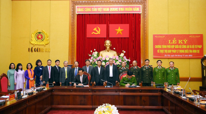 Bộ Công an và Bộ Tư pháp ký kết Chương trình phối hợp về trực trợ giúp pháp lý trong điều tra hình sự -0