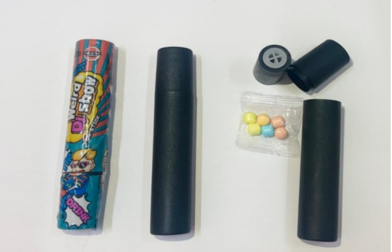 Năm học sinh nghi ngộ độc sau khi ăn kẹo “lạ” -0