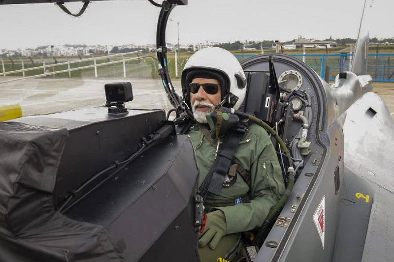 Thủ tướng Ấn Độ bay trên tiêm kích nội địa -0