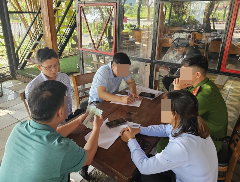 Cô gái hợp tác với Công an để bắt kẻ bán đất “vịt trời” -0