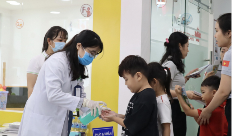 Làm rõ thông tin Trung tâm Y tế cho điều dưỡng khám sức khỏe học sinh thay cho bác sĩ -0