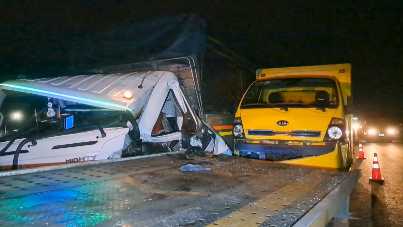 Xe tải va chạm xe cứu hộ trên cao tốc TP Hồ Chí Minh - Trung Lương -2