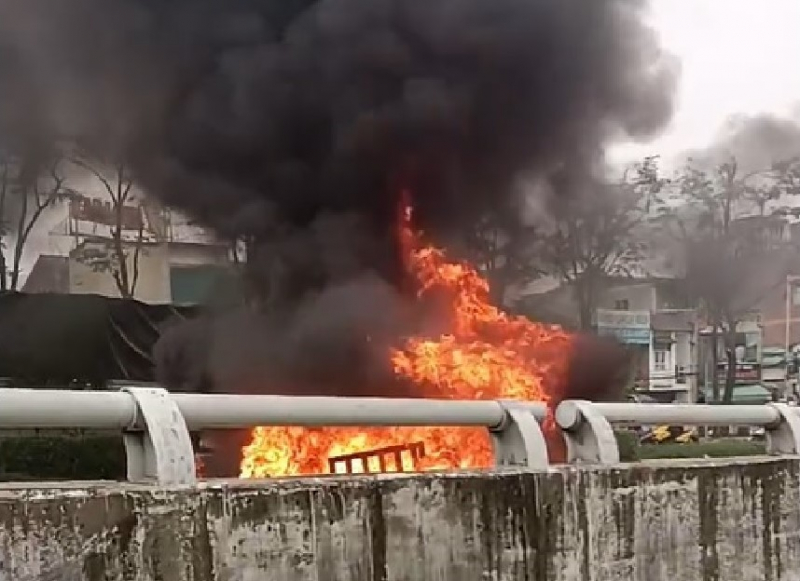 Sau va chạm, 2 xe máy cháy trơ khung trên cầu vượt Quang Trung -0