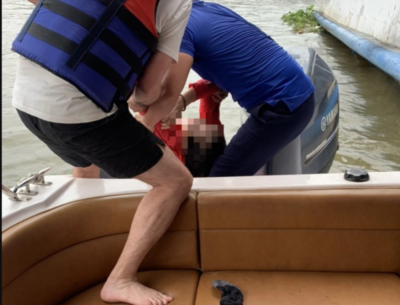 Thuyền trưởng và du khách nước ngoài cứu người phụ nữ nhảy sông Sài Gòn -0