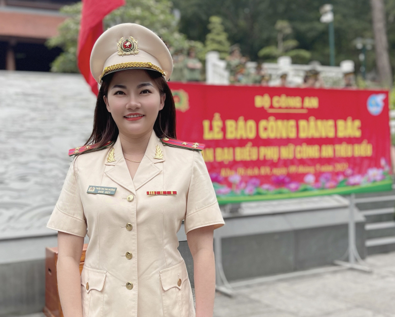 Thượng úy Thu Hường ra mắt album “Tự hào màu áo tôi yêu” -0