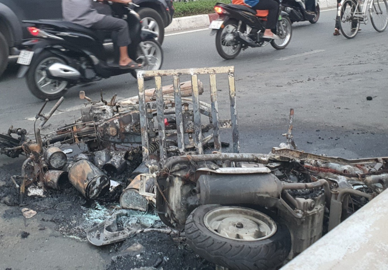 Sau va chạm, 2 xe máy cháy trơ khung trên cầu vượt Quang Trung -0