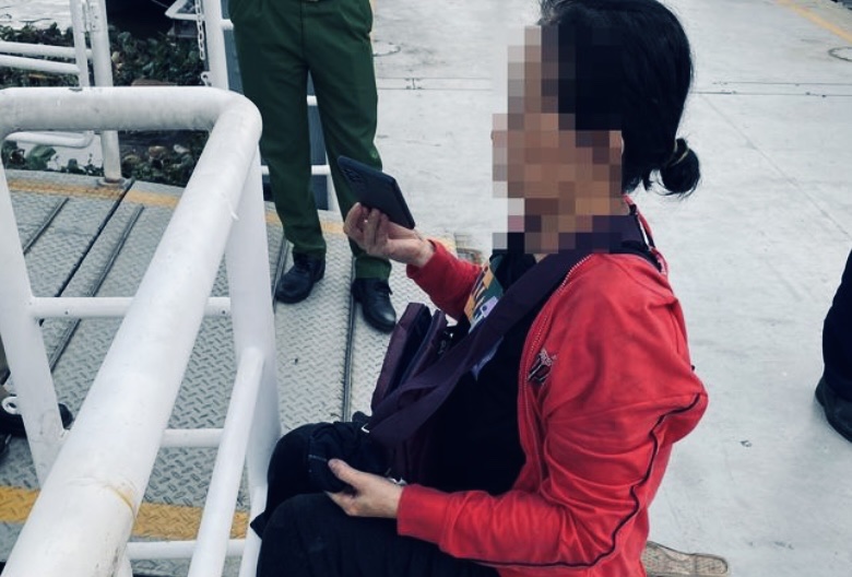 Thuyền trưởng và du khách nước ngoài cứu người phụ nữ nhảy sông Sài Gòn -0