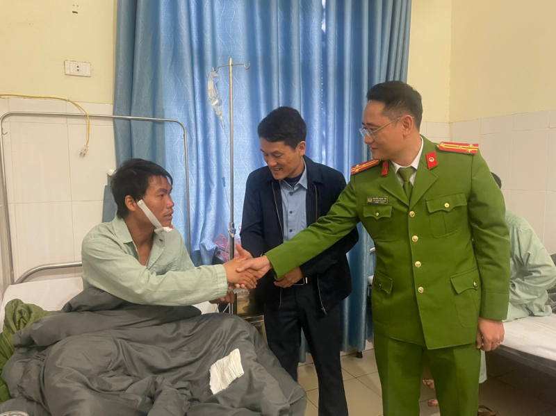 Xuyên rừng trong đêm tìm và cứu hộ phi công dù lượn gặp nạn -0