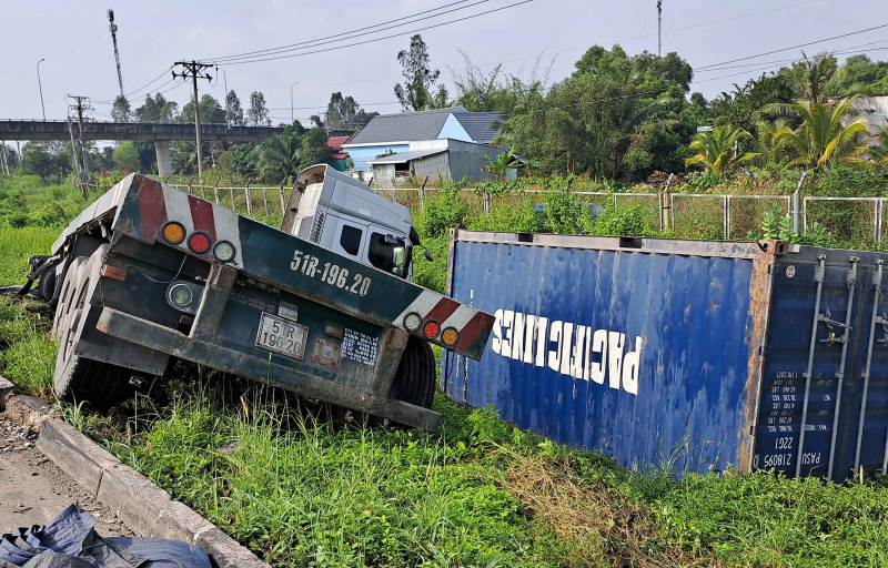  Xe đầu kéo tông sập ta-luy, lao khỏi đường cao tốc  -0