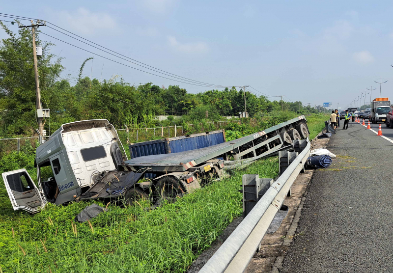  Xe đầu kéo tông sập ta-luy, lao khỏi đường cao tốc  -1