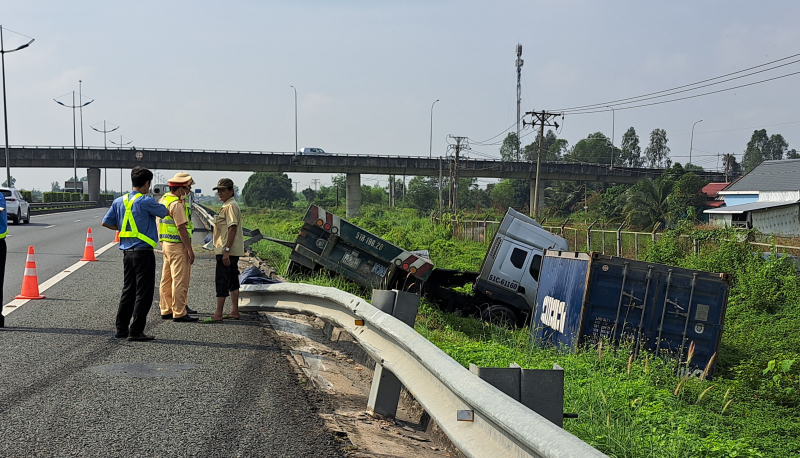 Xe đầu kéo tông sập ta-luy, lao khỏi đường cao tốc  -2