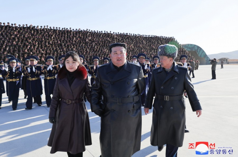 Ông Kim Jong-un thăm trụ sở không quân Triều Tiên cùng 