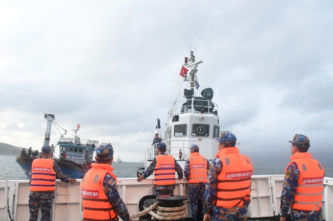 Đưa tàu cá cùng 14 ngư dân lâm nạn trên biển về đến Cam Ranh an toàn -0