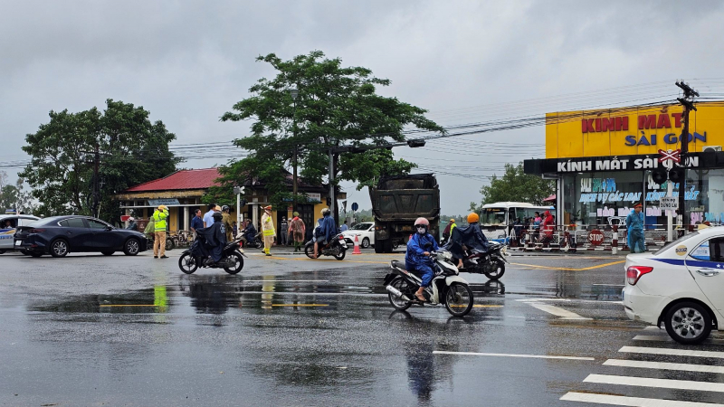 Xe tải va chạm với xe máy đi cùng chiều, 2 vợ chồng thương vong -0