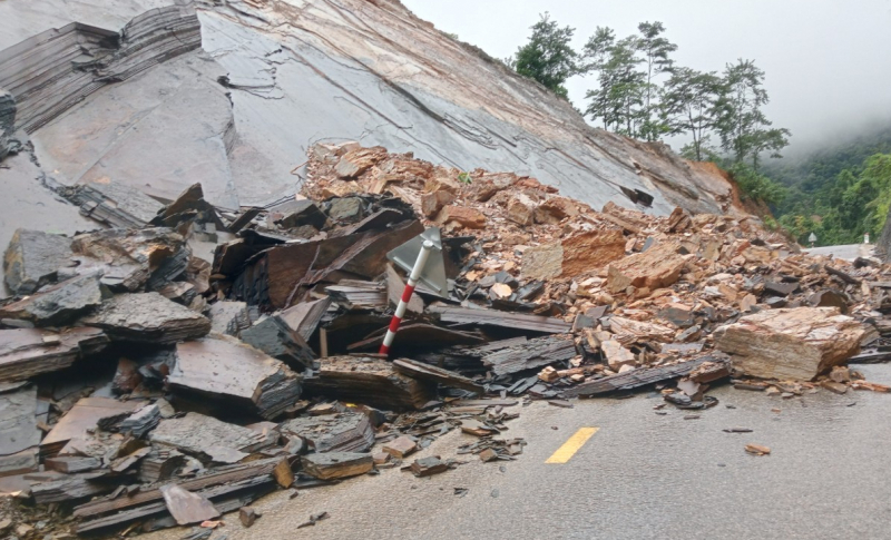 Đảm bảo an toàn cho người dân các khu vực bị ngập nước chia cắt cục bộ -0