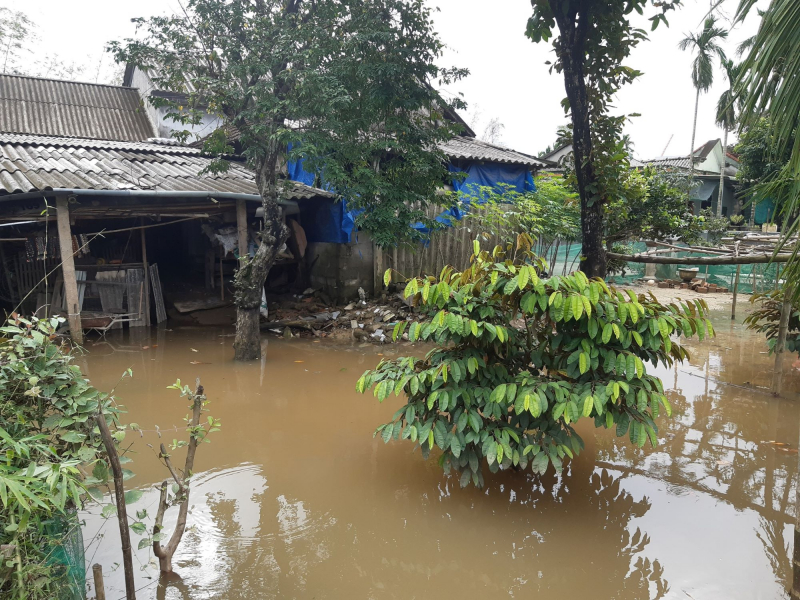 Mưa lớn ở thượng nguồn, vùng hạ du sông Bồ ở Huế ngập trong lũ -0