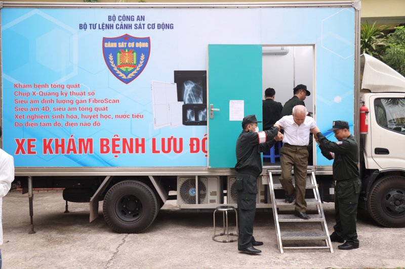 Cảnh sát cơ động khám bệnh, cấp phát thuốc miễn phí, tri ân người có công tại Bắc Giang -0
