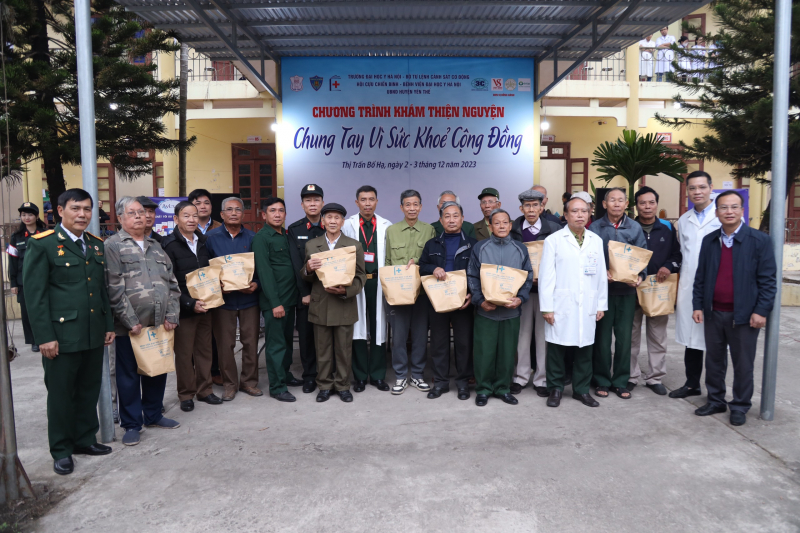 Cảnh sát cơ động khám bệnh, cấp phát thuốc miễn phí, tri ân người có công tại Bắc Giang -5