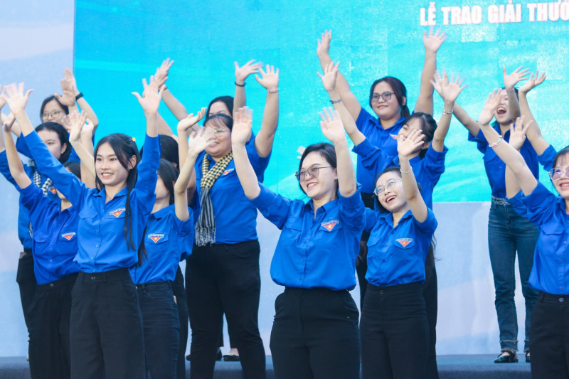 Khoác áo mới đầy màu sắc cho những bức tường từng loang lổ quảng cáo trái phép -1