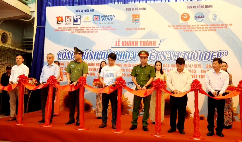 Khoác áo mới đầy màu sắc cho những bức tường từng loang lổ quảng cáo trái phép -0