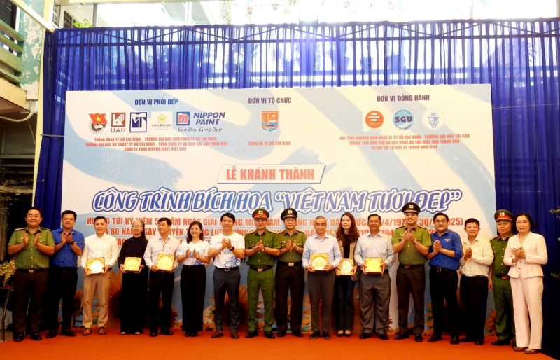 Khoác áo mới đầy màu sắc cho những bức tường từng loang lổ quảng cáo trái phép -0