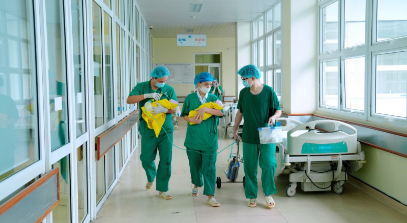 Người mẹ ung thư vú di căn sinh hai bé gái thành công -0