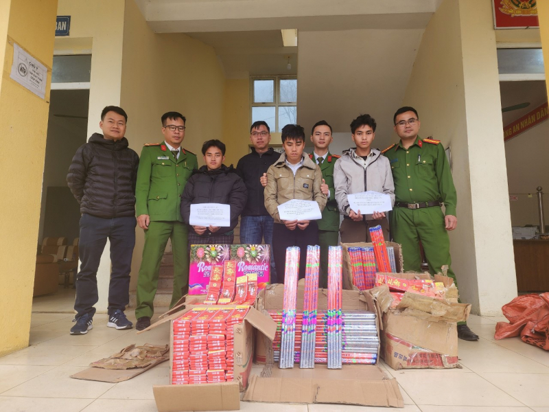 Phá đường dây mua bán pháo nổ, sâm từ Trung Quốc về Việt Nam -0