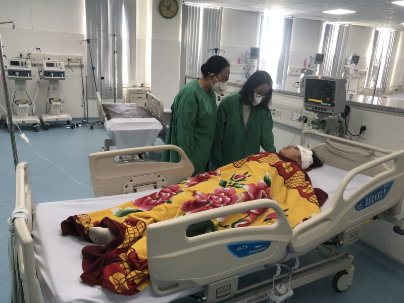 Nam học sinh lớp 7 cầm kéo đuổi đâm bạn nữ rồi định nhảy lầu -0