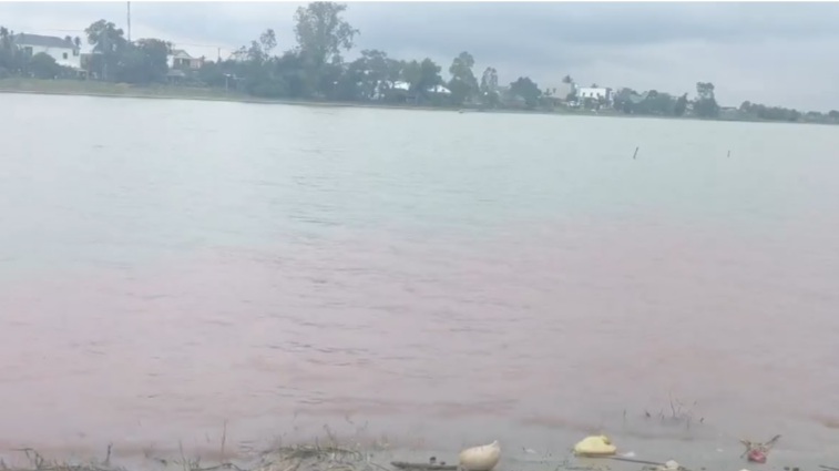 Nước sông Hiếu ở Quảng Trị có màu đỏ bất thường -0