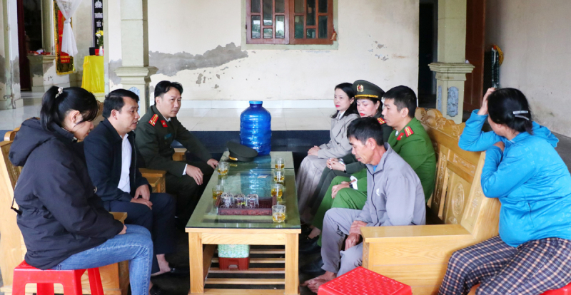Báo CAND trao 50 triệu đồng hỗ trợ gia đình Đại úy Trần Trung Hiếu hy sinh khi làm nhiệm vụ -0